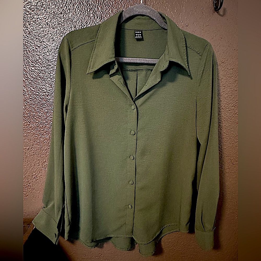 Ladies shirt/blouse by SHEIN. Size M. Colour: Army green.